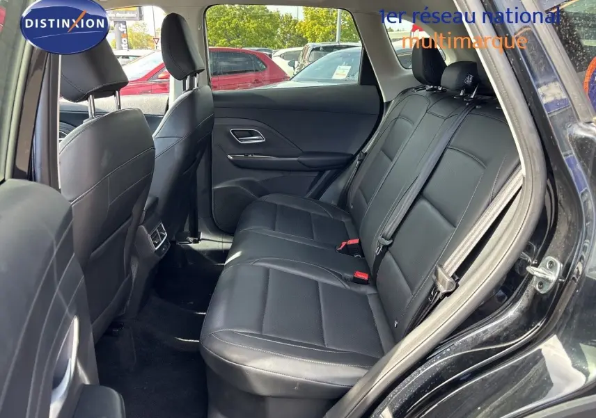 Vue intérieure arrière côté droit du MG MOTOR ZS 2025 en Pebble Black Metal, sièges cuir noirs et ceintures visibles.