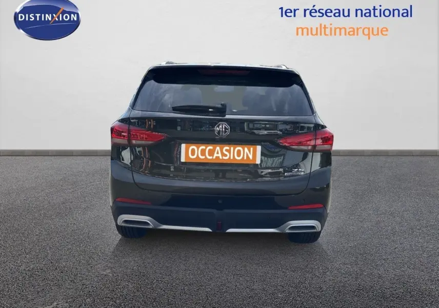 Vue arrière du MG ZS 1.5L Hybrid+ 197ch Luxury en noir Pebble Black Metal, avec feux LED et double sortie d’échappement.