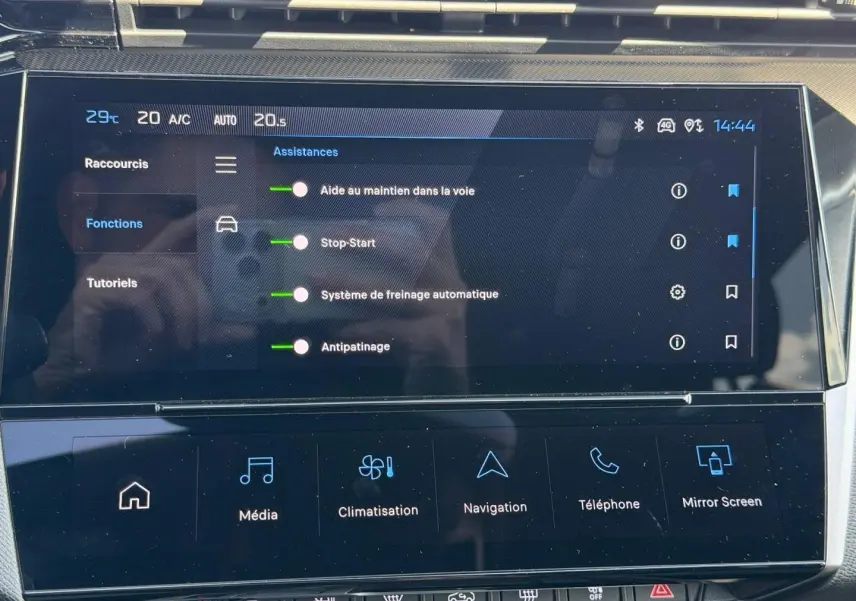 Écran tactile central de la Peugeot 408 Hybrid 2025 affichant les assistances à la conduite en intérieur.