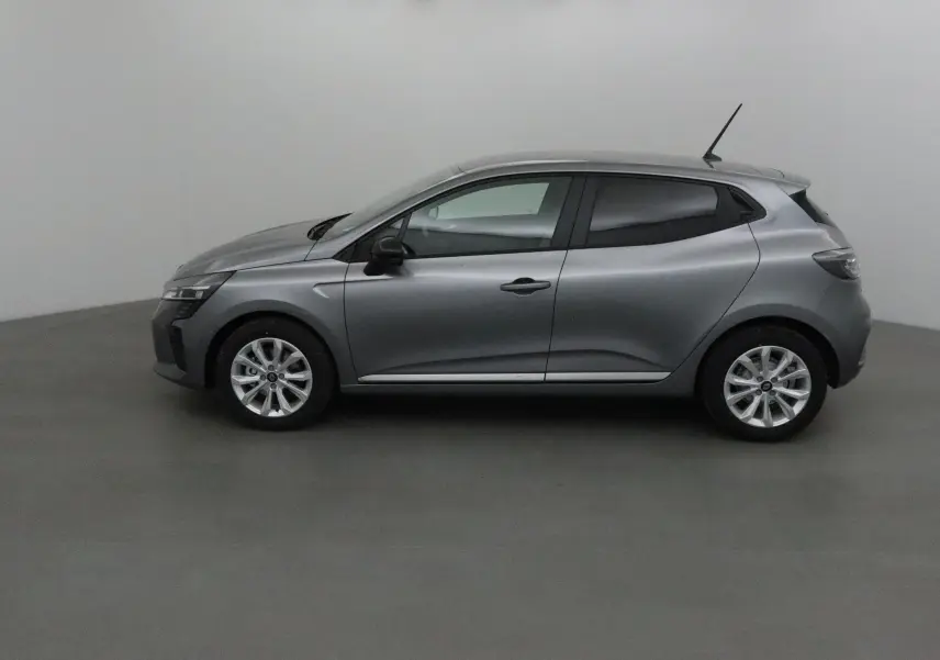 Profil côté gauche d'une Renault Clio V gris schiste 2025 avec protections latérales chromées dans un studio neutre.