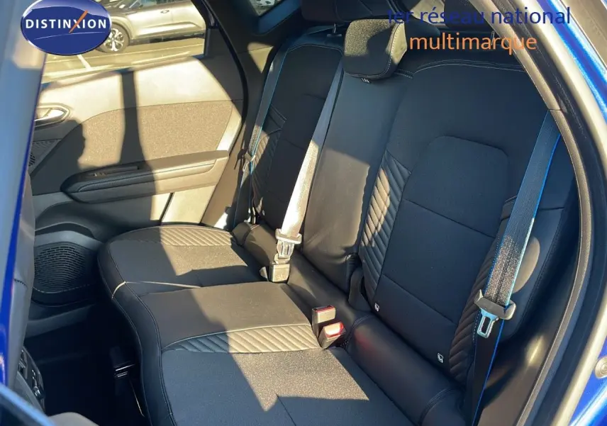 Vue latérale côté droit des sièges arrière en tissu noir du Renault Captur E-Tech Hybrid 2025 bleu Iron Metal.