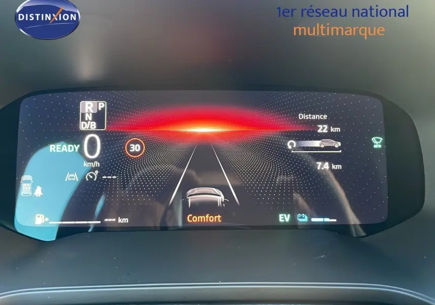 Tableau de bord numérique du Renault Captur E-Tech Hybrid 2025 affichant la vitesse, mode confort et autonomie électrique.