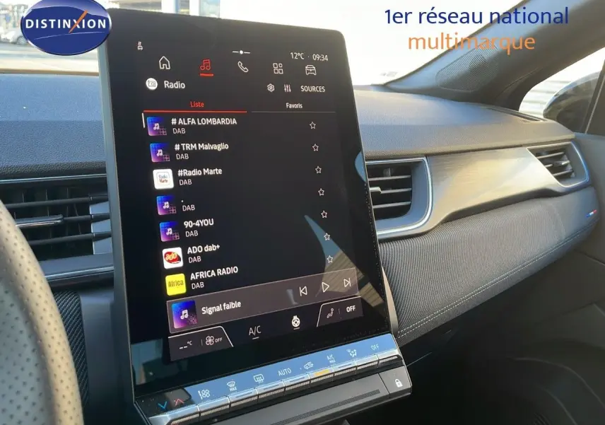 Vue intérieure du tableau de bord du Renault Captur E-Tech hybride 2025, avec écran tactile central et finitions grises.