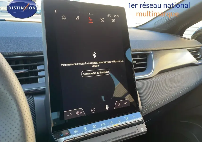 Intérieur du Renault Captur E-Tech Hybrid 2025 montrant l'écran tactile central et la planche de bord côté passager.