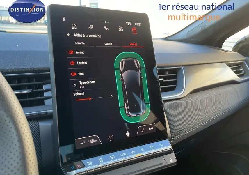 Vue rapprochée de l'écran tactile central du tableau de bord du Renault Captur E-Tech hybride 2025, affichant les aides à la conduite.