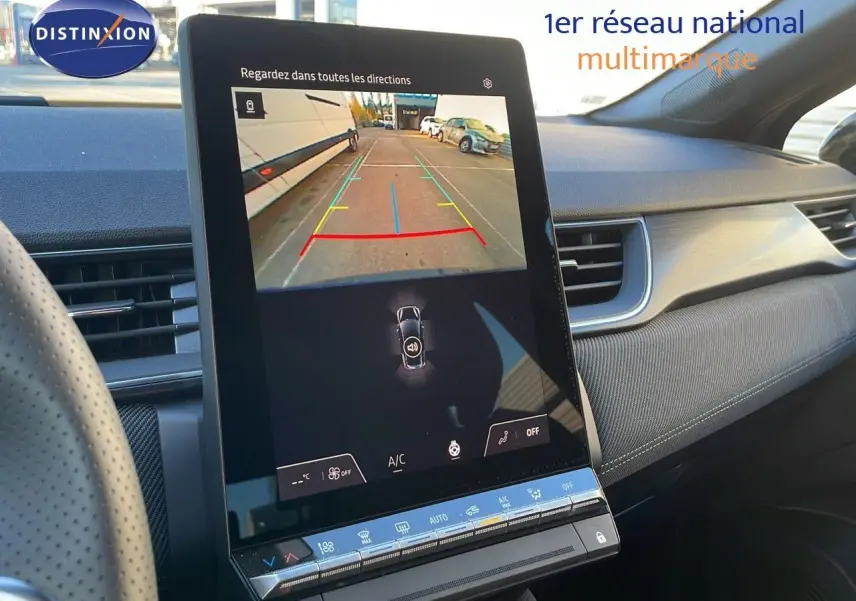 Vue intérieure du tableau de bord du Renault Captur E-Tech Hybrid 2025 avec écran tactile affichant la caméra de recul.