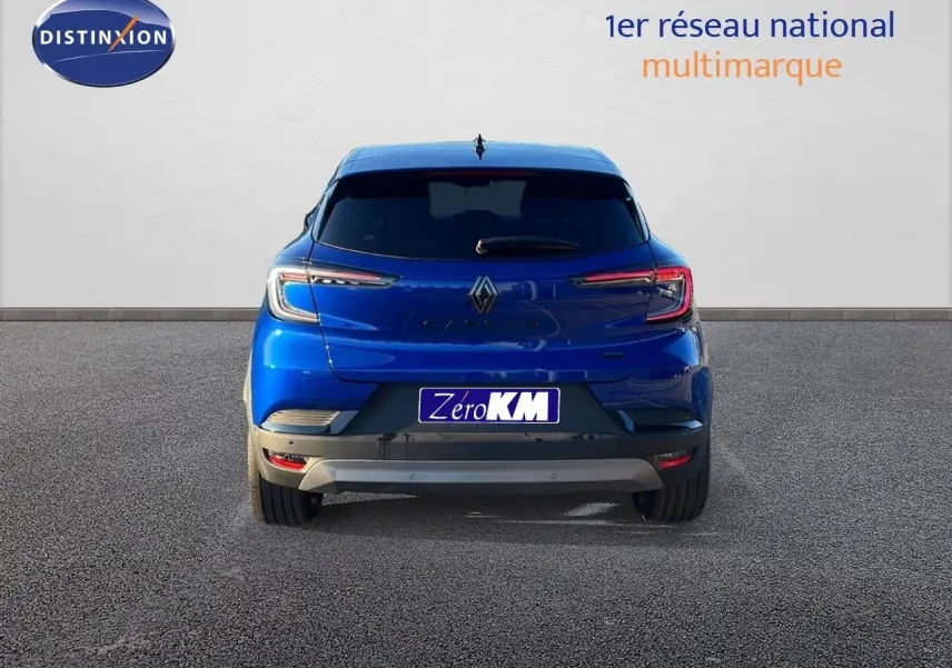 Vue arrière du Renault Captur E-Tech hybride bleu Iron Metal 2025 avec feux LED et plaque Zero KM visible.