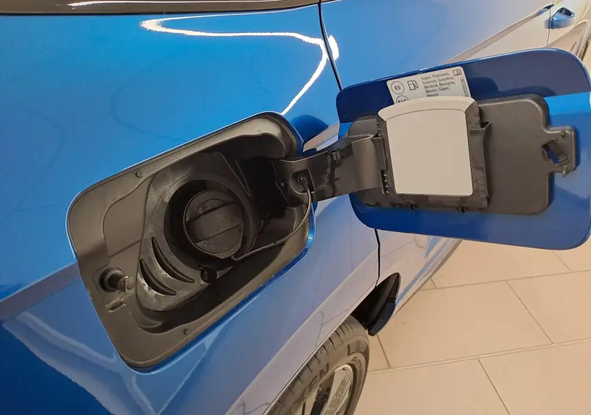 Gros plan sur la trappe à carburant ouverte côté gauche d'un SKODA KAROQ 1.5 TSI 150 DSG7 Sportline Bleu RS 2025.