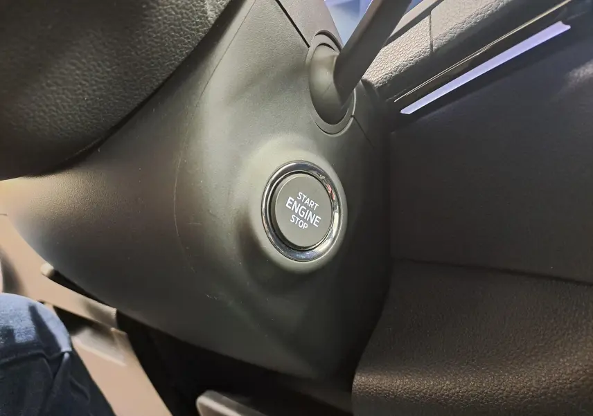 Bouton Start Engine Stop en gros plan sur le tableau de bord noir du Skoda Karoq 2025 finition Sportline.