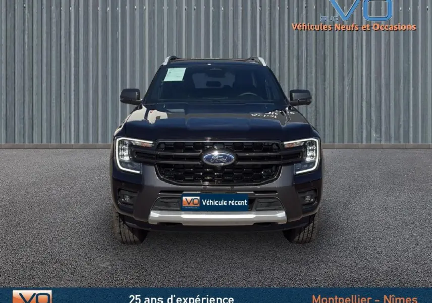 Vue avant d'un Ford Ranger noir 2025 avec calandre imposante, barres de toit et jantes alliage 18 pouces.