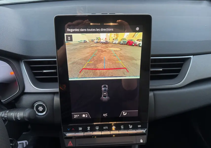 Vue intérieure du tableau de bord du Renault Captur E-Tech 2025, écran central affichant la caméra de recul.