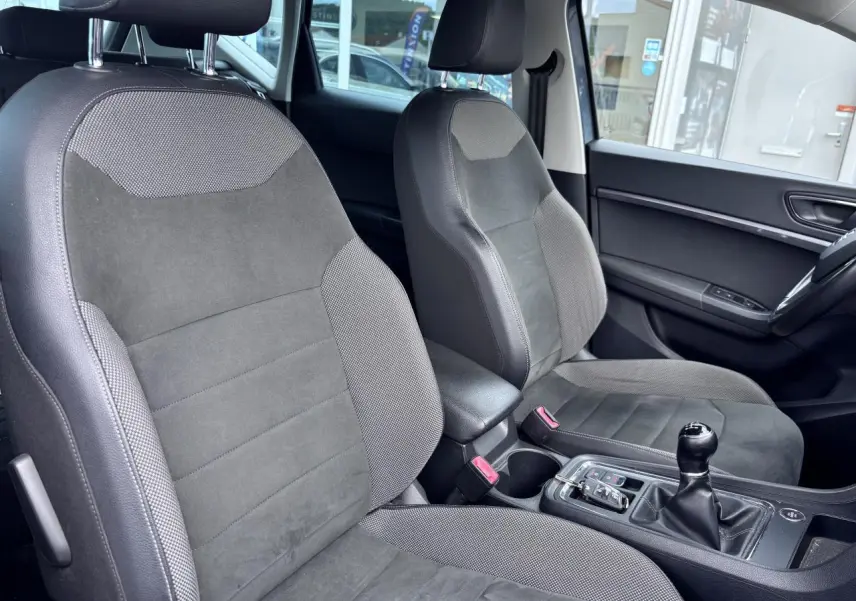 Vue intérieure côté droit montrant les sièges textile gris et la console centrale avec levier de vitesses manuel du SEAT Ateca 2019.