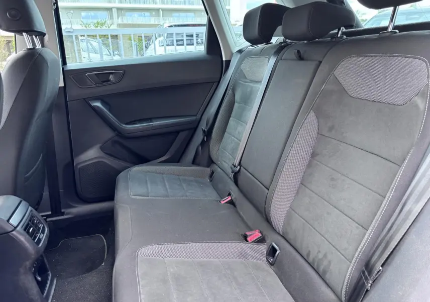 Vue latérale intérieure sur la banquette arrière en sellerie textile noire et grise du SEAT Ateca 2019.