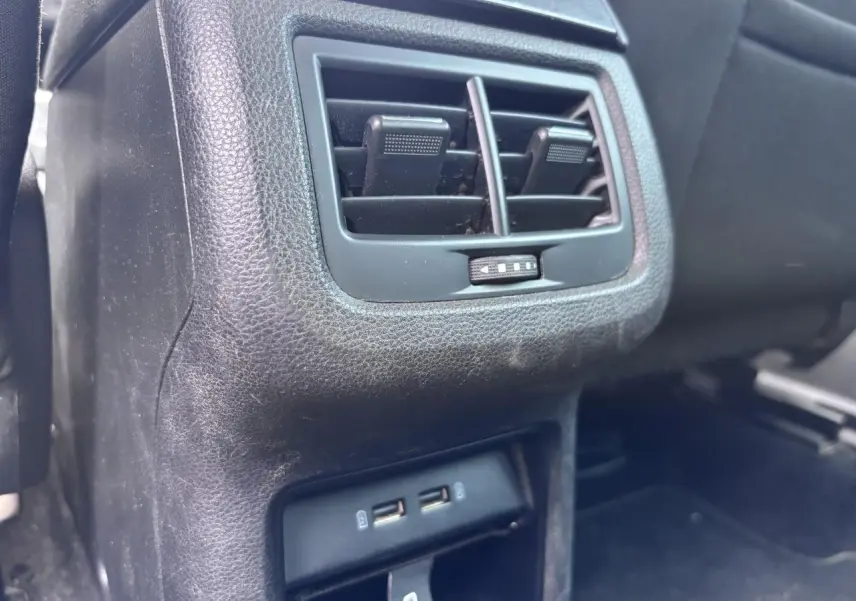 Vue rapprochée des aérateurs arrière et des deux prises USB du SEAT Ateca gris foncé, version Style 2019.