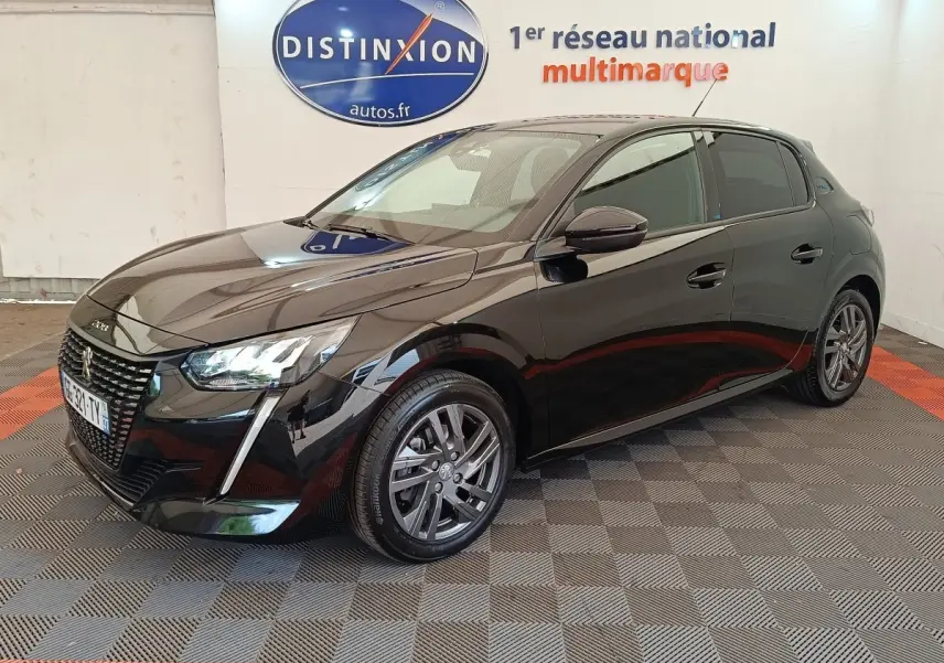 Peugeot 208 PureTech 100 S&S Style noire vue 3/4 avant droit, feux LED et jantes alliage visibles.