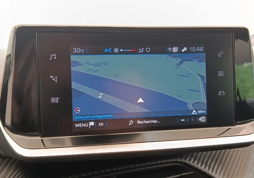 Écran tactile central du tableau de bord de la Peugeot 208 PureTech 100 S&S Style noir, affichant la navigation.