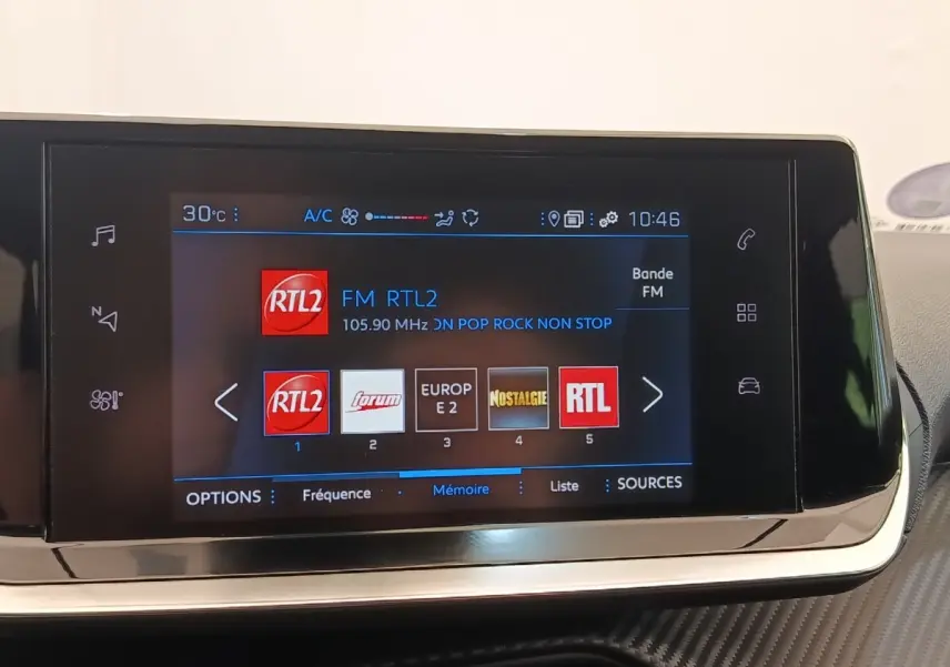 Écran tactile central de la Peugeot 208 PureTech 100 S&S Style 2022 affichant les stations radio FM.