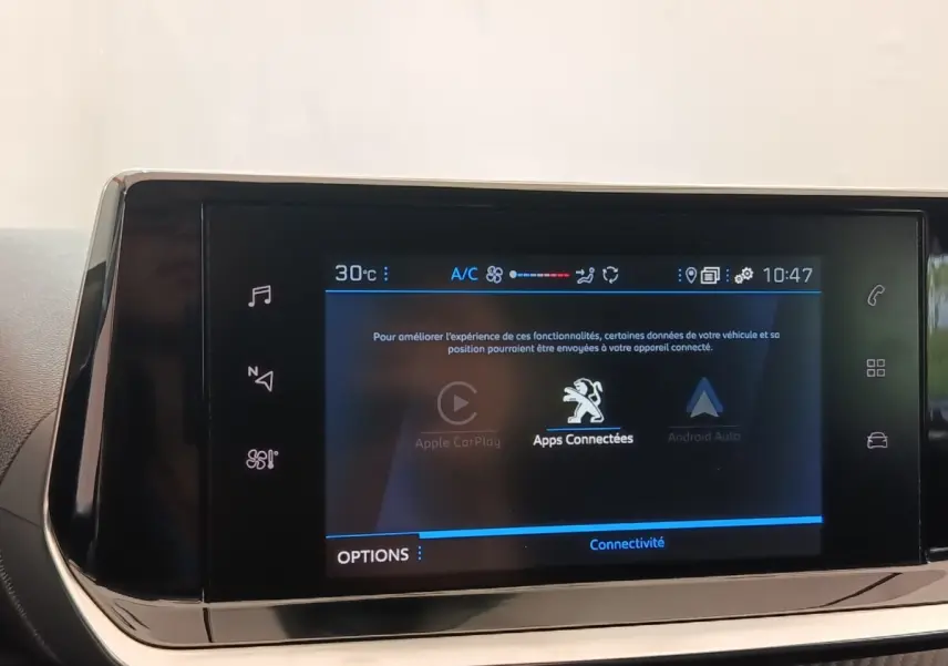 Écran tactile central de la Peugeot 208 PureTech 100 S&S Style 2022 affichant les applications connectées.