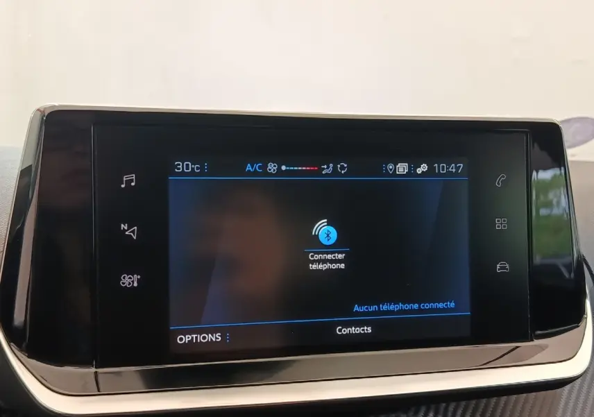 Écran tactile central de la Peugeot 208 PureTech 100 S&S Style 2022 affichant la connexion Bluetooth au téléphone.