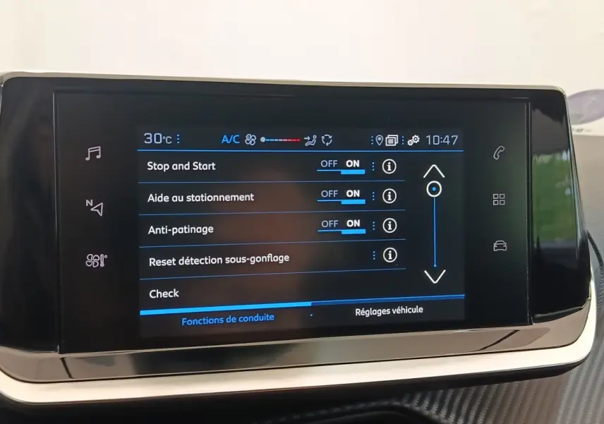 Écran tactile central de la Peugeot 208 PureTech 100 noir, affichant les réglages d’aide à la conduite.