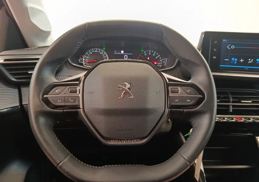 Volant cuir multifonctions noir de Peugeot 208 PureTech 100 S&S Style, vue de face avec tableau de bord et écran tactile.
