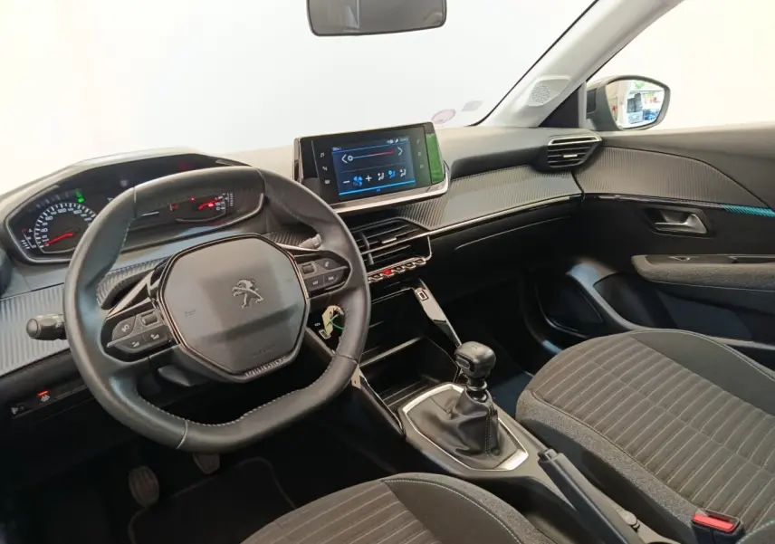 Intérieur de la Peugeot 208 PureTech 100 S&S Style 2022, vue côté conducteur, volant cuir et écran tactile central.
