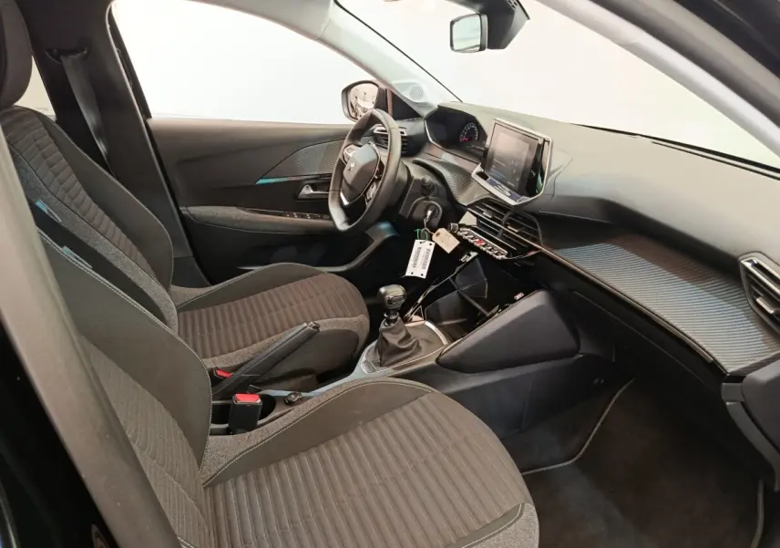 Vue intérieure côté conducteur de la Peugeot 208 PureTech 100 S&S Style 2022 avec volant cuir et écran tactile.