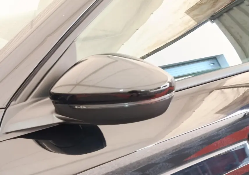 Rétroviseur côté gauche noir brillant de la Peugeot 208 PureTech 100 S&S Style 2022, vue rapprochée sur la portière.