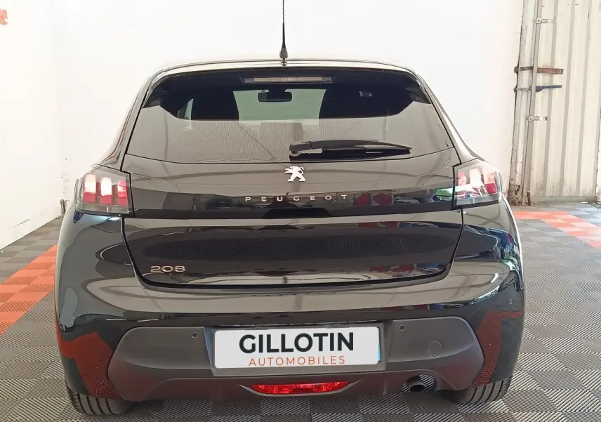 Vue arrière d'une Peugeot 208 PureTech 100 S&S Style noire, avec feux LED et logo lion centré sur le hayon.