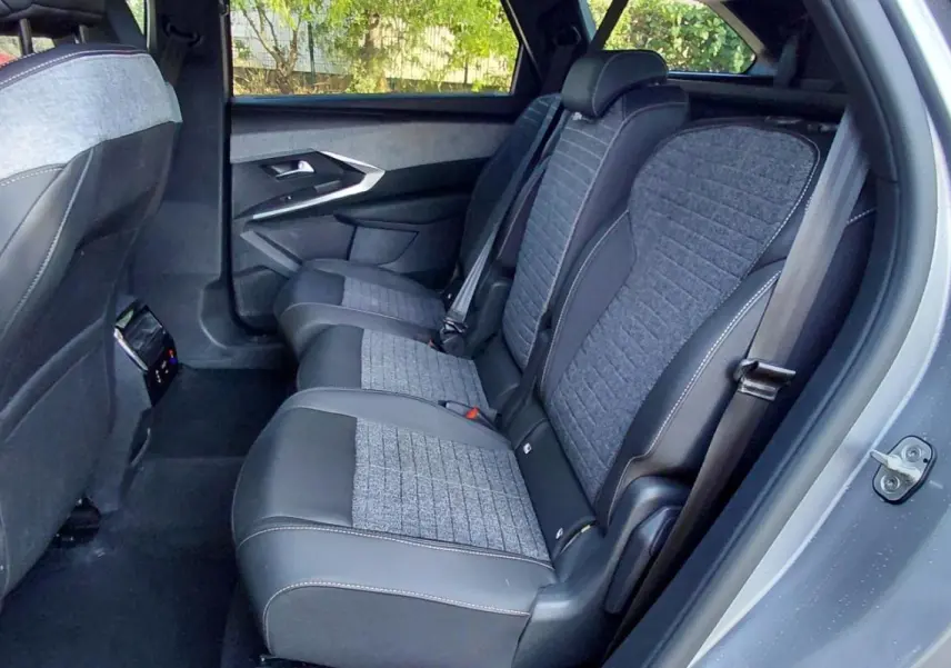 Vue intérieure côté droit des sièges arrière gris et tissu du Peugeot 5008 Hybrid 145 ch e-DCS6 Allure 2025.