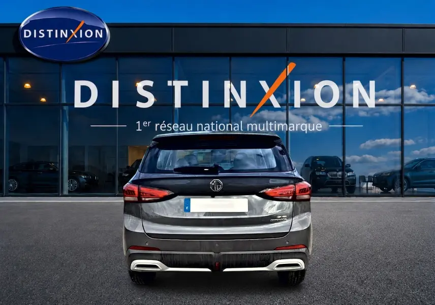 Vue arrière du MG Motor ZS 1.5 hybrid Camden grey 2026, avec feux LED et double sortie d'échappement intégrée.