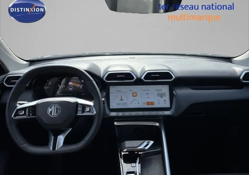Vue intérieure frontale du tableau de bord du MG ZS 1.5L Hybrid+ 2025 avec écran tactile central et volant cuir noir.