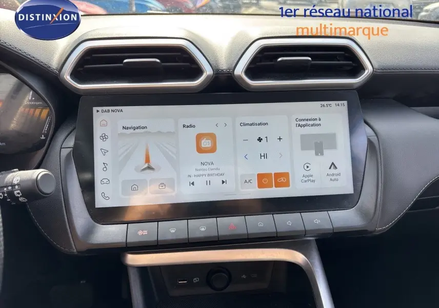 Vue rapprochée du tableau de bord noir du MG ZS 1.5L HYBRID+ 197CH avec écran tactile central allumé.