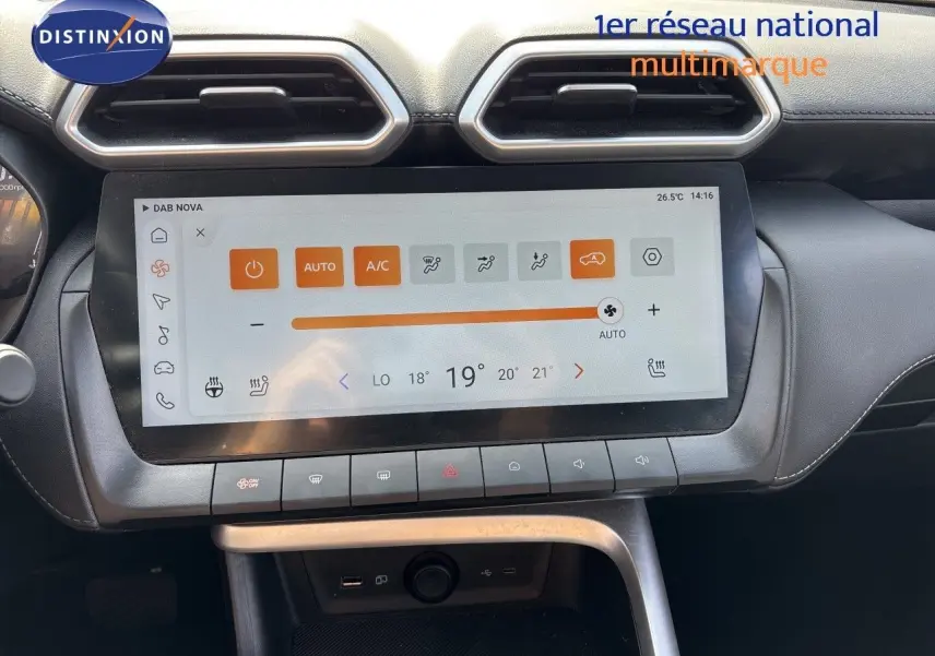 Vue rapprochée de l’écran tactile central et des commandes de climatisation du MG ZS Pebble Black 2025.