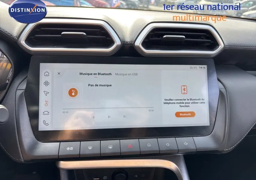 Écran tactile central du tableau de bord du MG ZS 2025 en Pebble Black, affichant le menu Bluetooth musique.