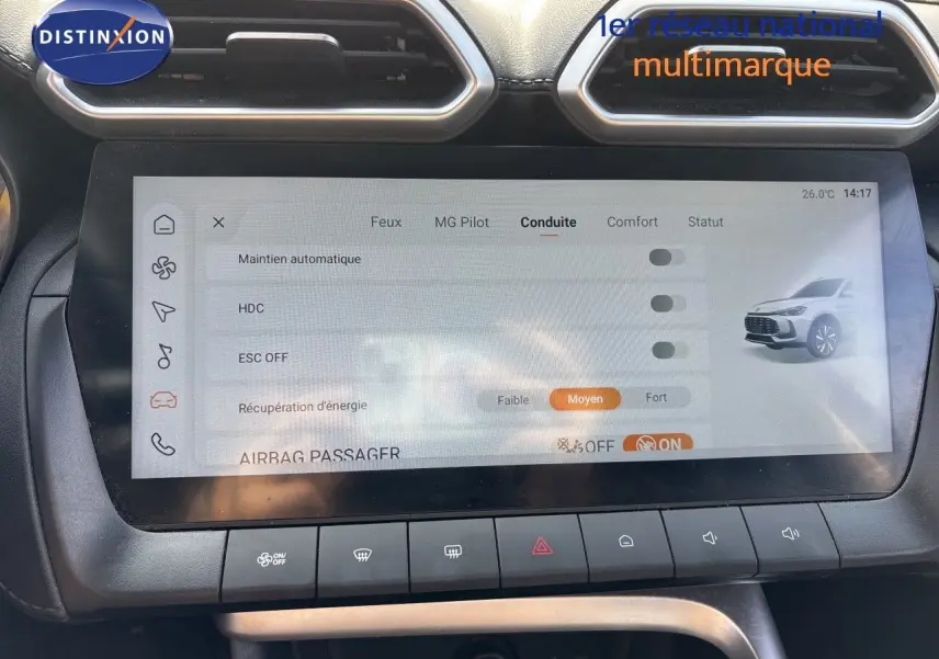 Écran tactile central du MG Motor ZS 1.5L Hybrid+ 2025 affichant les réglages de conduite, avec tableau de bord noir.