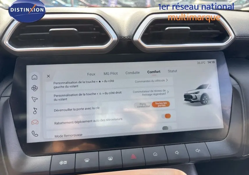 Écran tactile central du MG ZS 2025 en Pebble Black, affichant le menu confort avec commandes véhicules.