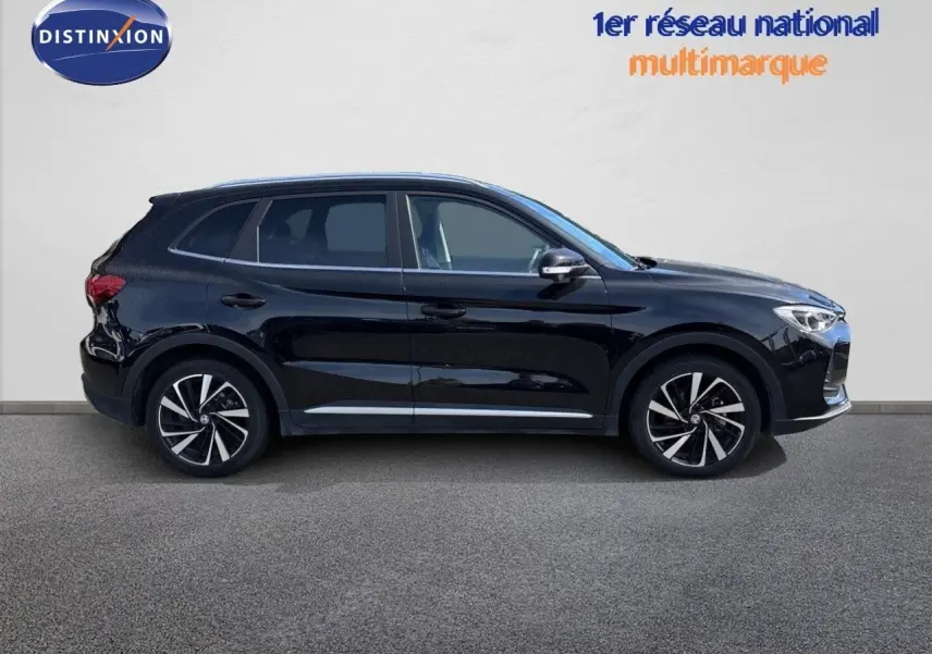 Vue latérale droite du MG ZS 1.5L HYBRID+ 197CH Luxury en noir Pebble Black Metal avec jantes alliage bicolores.