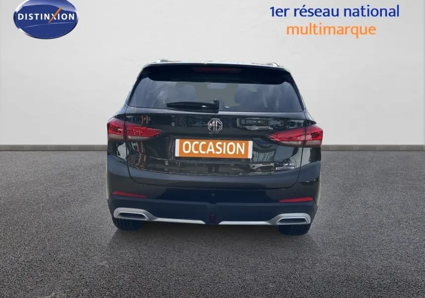 Vue arrière d’un MG ZS 1.5L Hybrid+ 197ch Luxury en Pebble Black Metal avec feux LED et double sortie d’échappement intégrée.