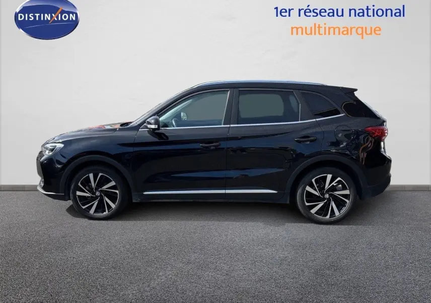 Vue latérale gauche du MG ZS 1.5L HYBRID+ 197CH Luxury en Pebble Black Metal avec jantes alliage bicolores.