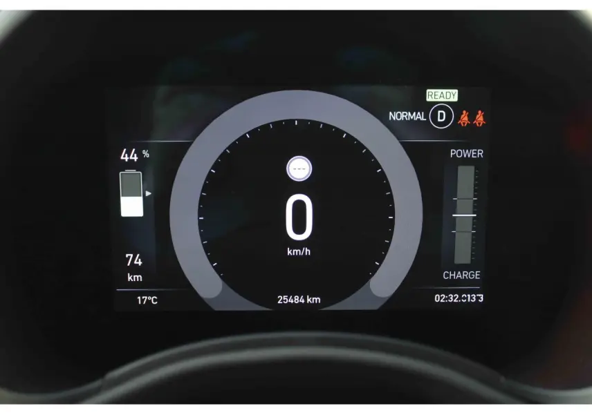 Affichage numérique du tableau de bord de la Fiat 500 électrique 2023, indiquant vitesse, autonomie et mode de conduite.