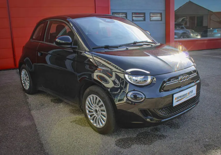 Fiat 500 électrique noire vue 3/4 avant droit, avec jantes alliage et logo 500 chromé sur calandre.