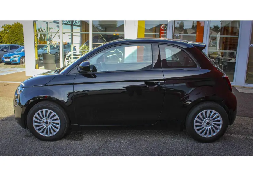 Profil côté gauche de la Fiat 500 électrique noire 2023 avec jantes alliage 16 pouces et poignées dissimulées.