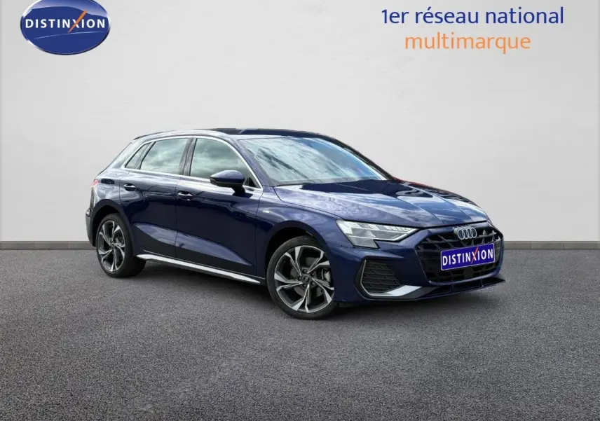 Audi A3 Sportback bleu Navarre métallisé vue 3/4 avant droit sur fond neutre avec jantes alu distinctives.