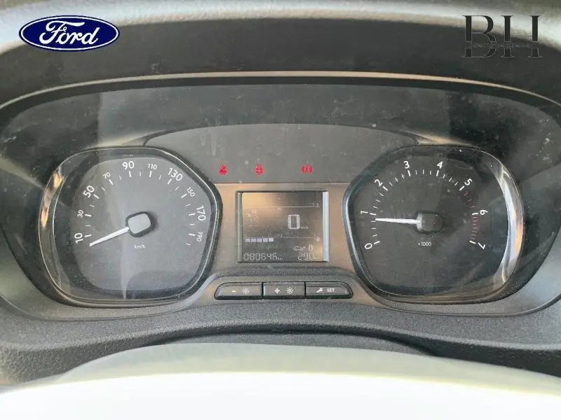 Tableau de bord du Peugeot Expert Fourgon blanc, affichant compteur vitesse et compte-tours au ralenti