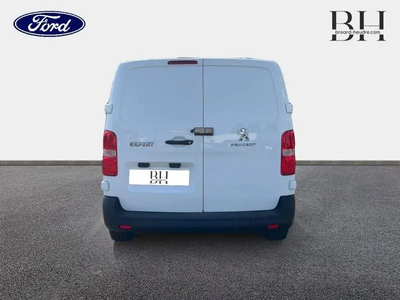 Vue arrière du Peugeot Expert Fourgon blanc Banquise de 2021 avec portes battantes et feux rouges verticaux.