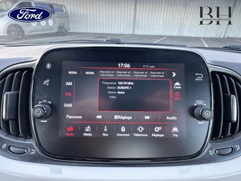 Écran tactile central de la Fiat 500 Bossa Nova White Pastel affichant la radio Europe 1 en intérieur.