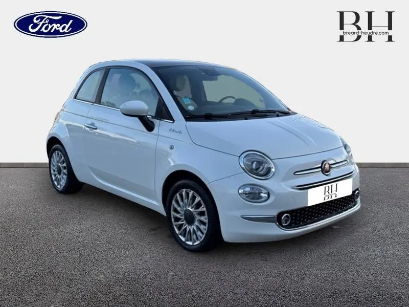 Vue 3/4 avant droite d'une Fiat 500 blanche Bossa Nova avec toit panoramique en verre et jantes alu.