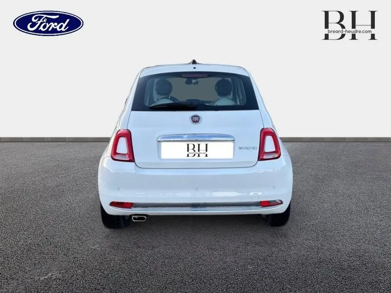 Vue arrière d'une Fiat 500 blanche Bossa Nova Pastel avec feux rouges et échappement visible côté gauche.