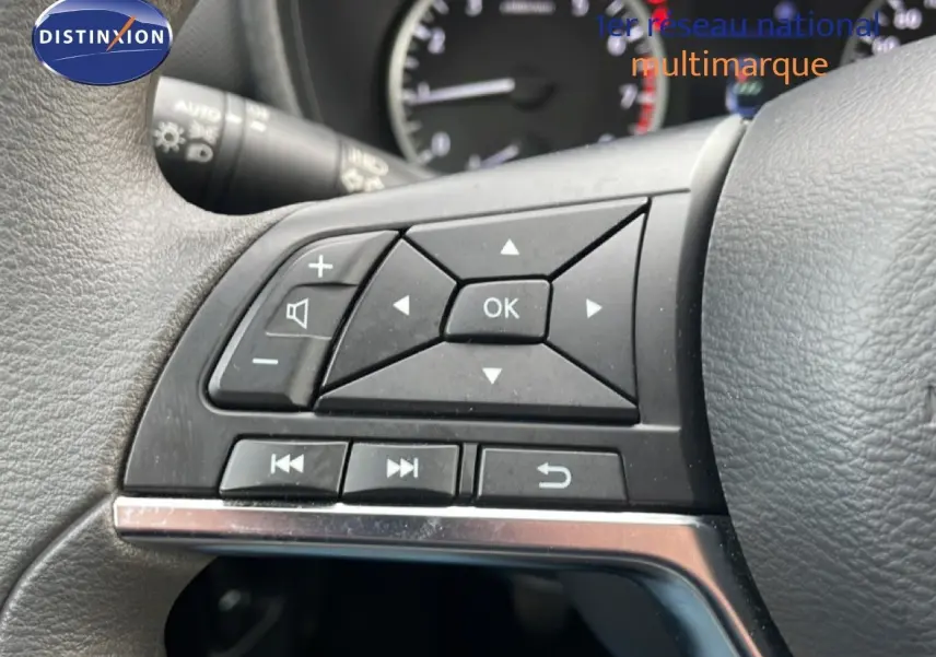 Gros plan sur les commandes multifonctions noires à gauche du volant du Nissan Juke noir perle 2023.